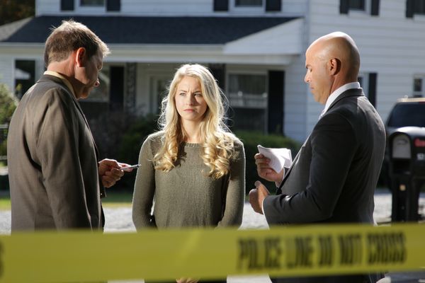Detective Robert Nash and Detective Steve Wydra talk with Nicole Williamson at Zan Duschay's crime scene.